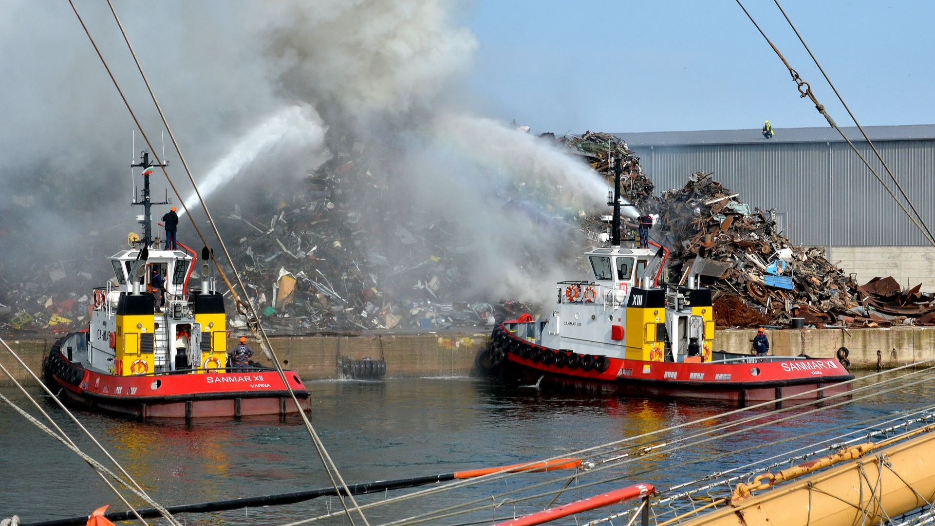 Запали се пристанището на корабния завод „Одесос” във Варна (снимки)