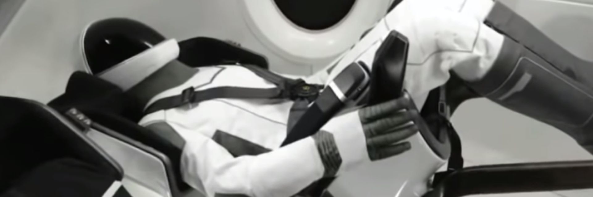 SpaceX изстреля космическа капсула с манекен към МКС (снимки)