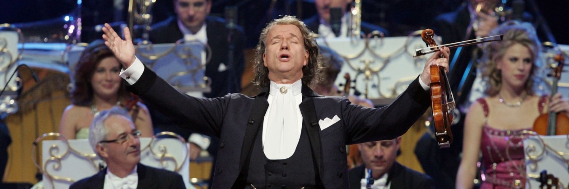 Андре Рийо ни поздравява с "Мила родино"