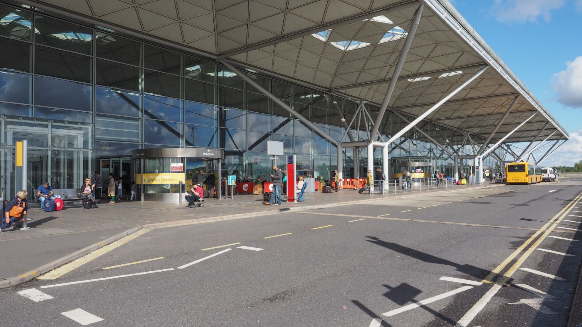Всички полети на лондонското летище Станстед бяха прекратени за три