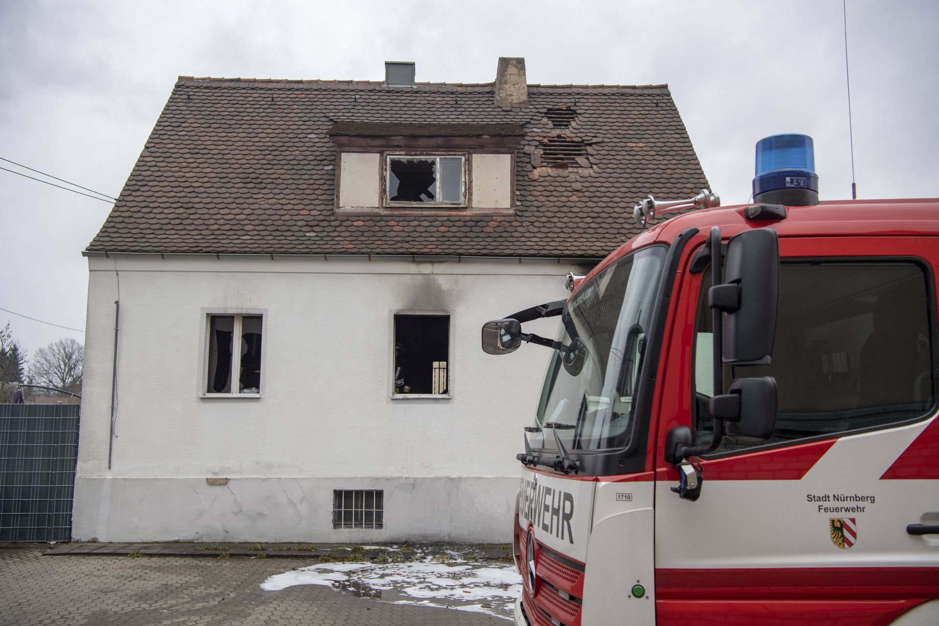 Когато пожарникарите пристигнали на място при еднофамилната къща, половината от първия етаж вече бил напълно погълнат от пламъци