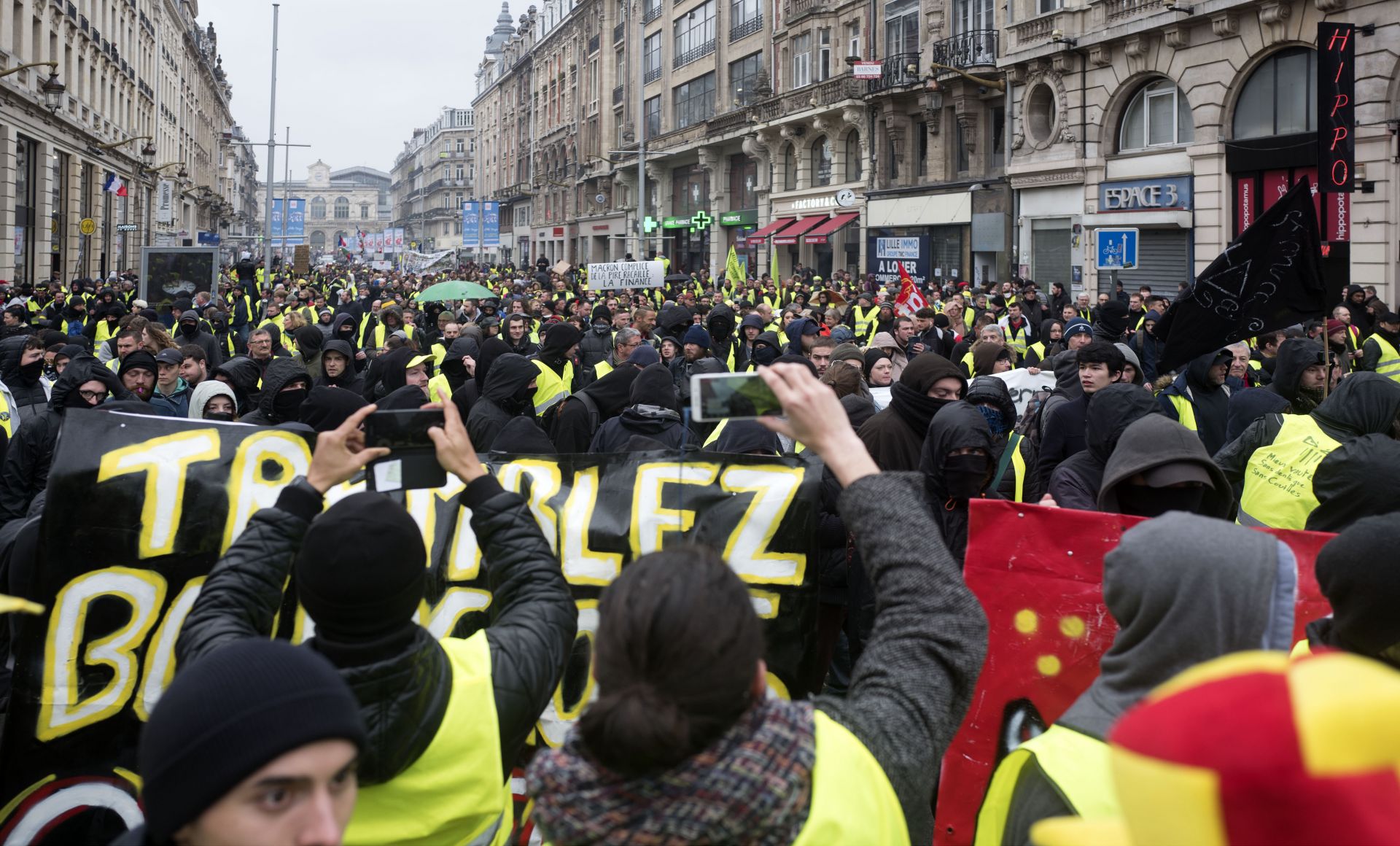 Протестиращите "жълти жилетки" във Франция искат богатите да понесат по-голяма данъчна тежест
