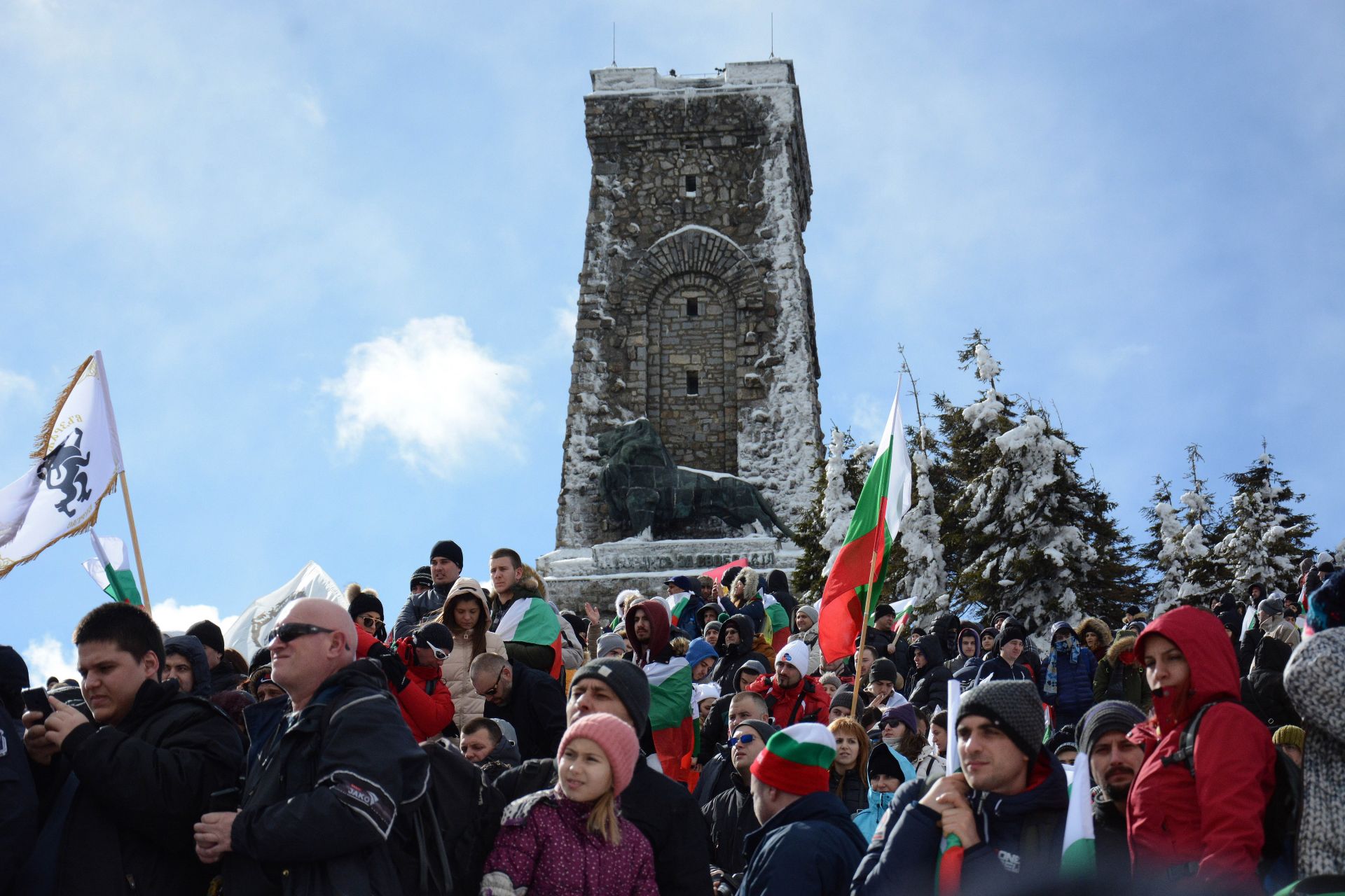 Мъглата и ниските температури не спряха българи от цялата страна да се качат на Шипка, за да отпразнуват там националния ни празник 3 март