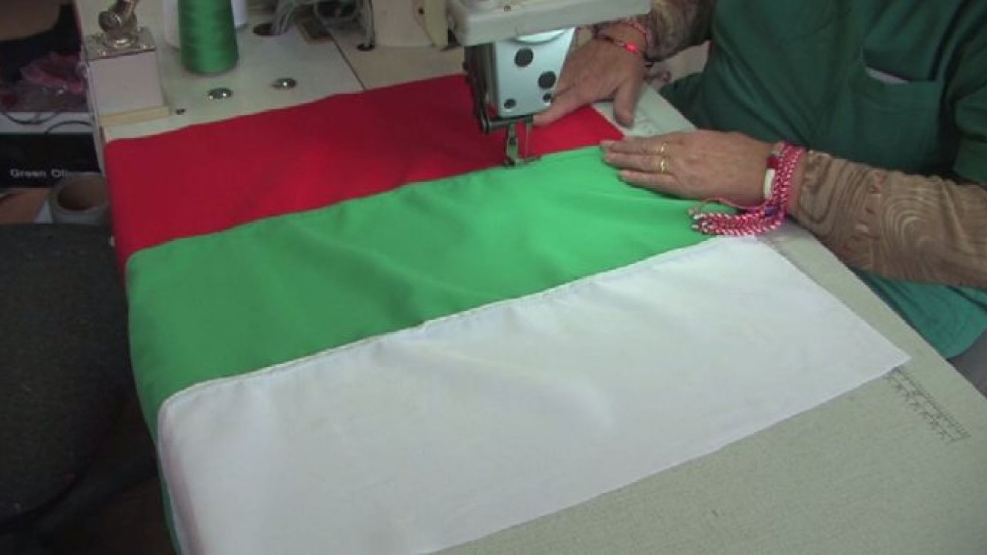Хора с увреждания шият в Пловдив български знамена за Съединението