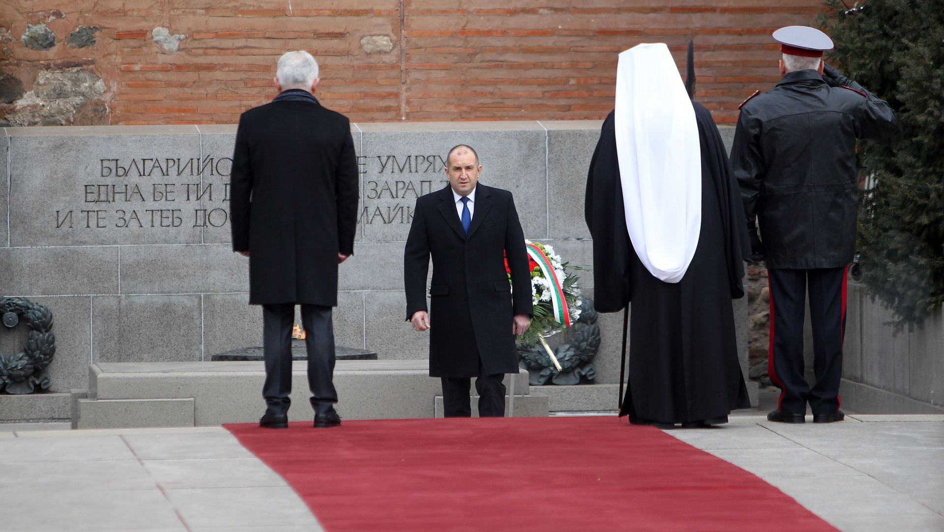 В центъра на София, пред паметника на Незнайния войн се проведе официална церемония по случай 3 март