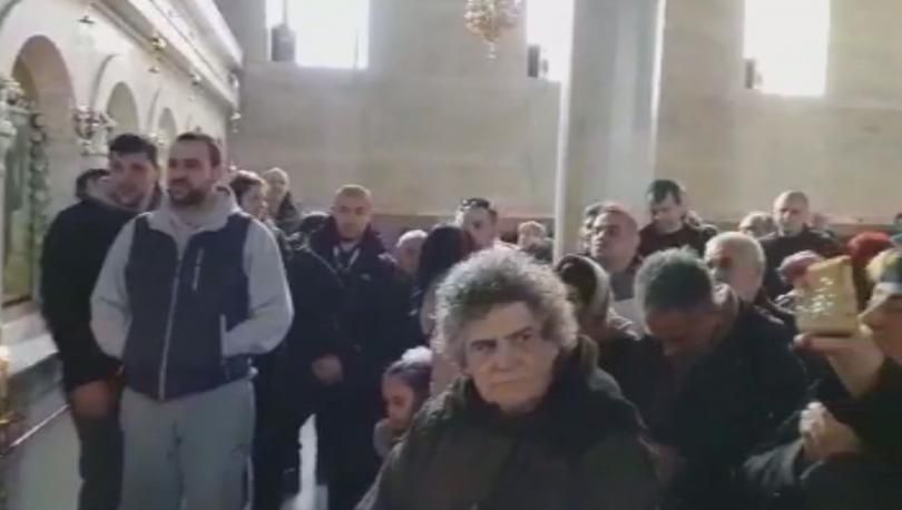 Тази сутрин жители на Петрич дойдоха в църквата "Света Богородица", за да се противопоставят на въвеждането на новия свещеник в нея