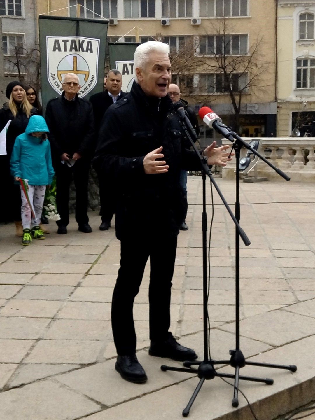 Волен Сидеров и други депутати от "Атака" се събраха пред паметника на Цар Освободител