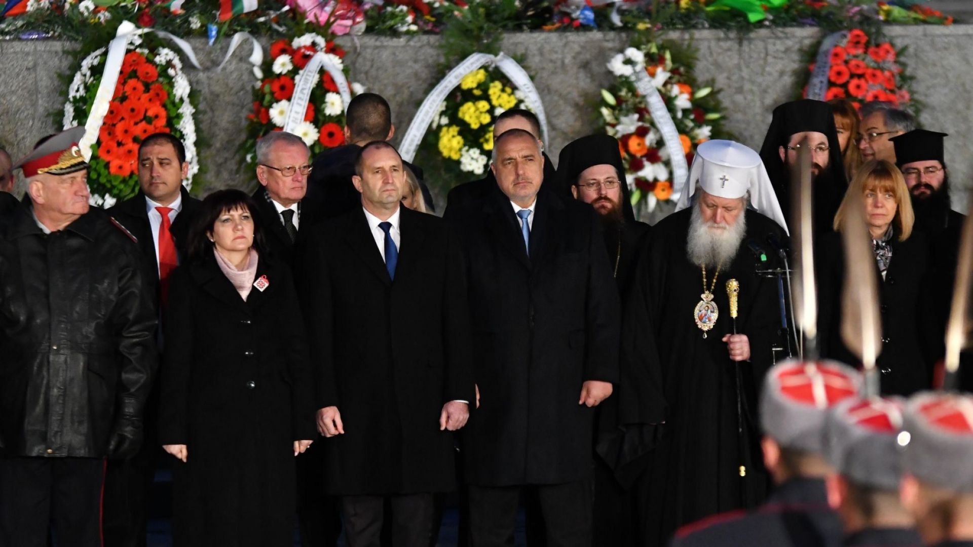 Президентът Румен Радев и премиерът Бойко Борисов застанаха рамо до