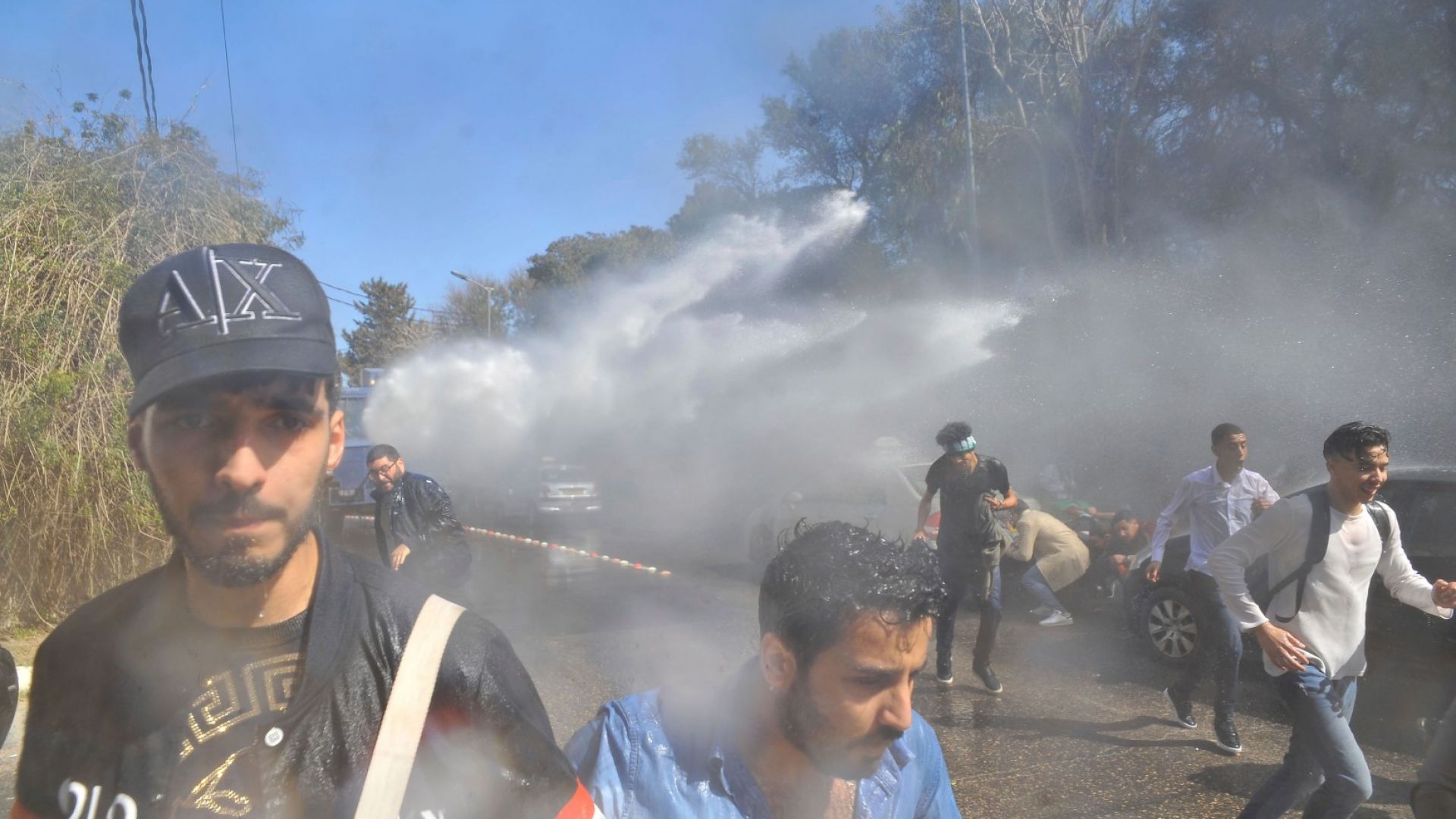 Алжирската полиция използва днес водни оръдия за да разпръсне студенти