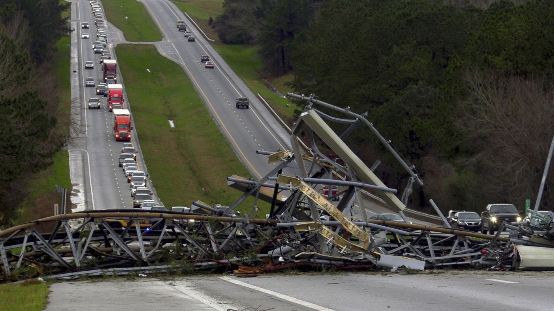 Торнадо в Алабама взе жертви - най-малко 23 души са загинали (видео)
