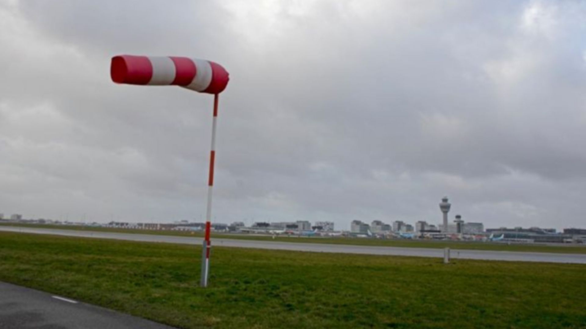 Заради силен вятър десетки полети от летище Схипхол днес имаха