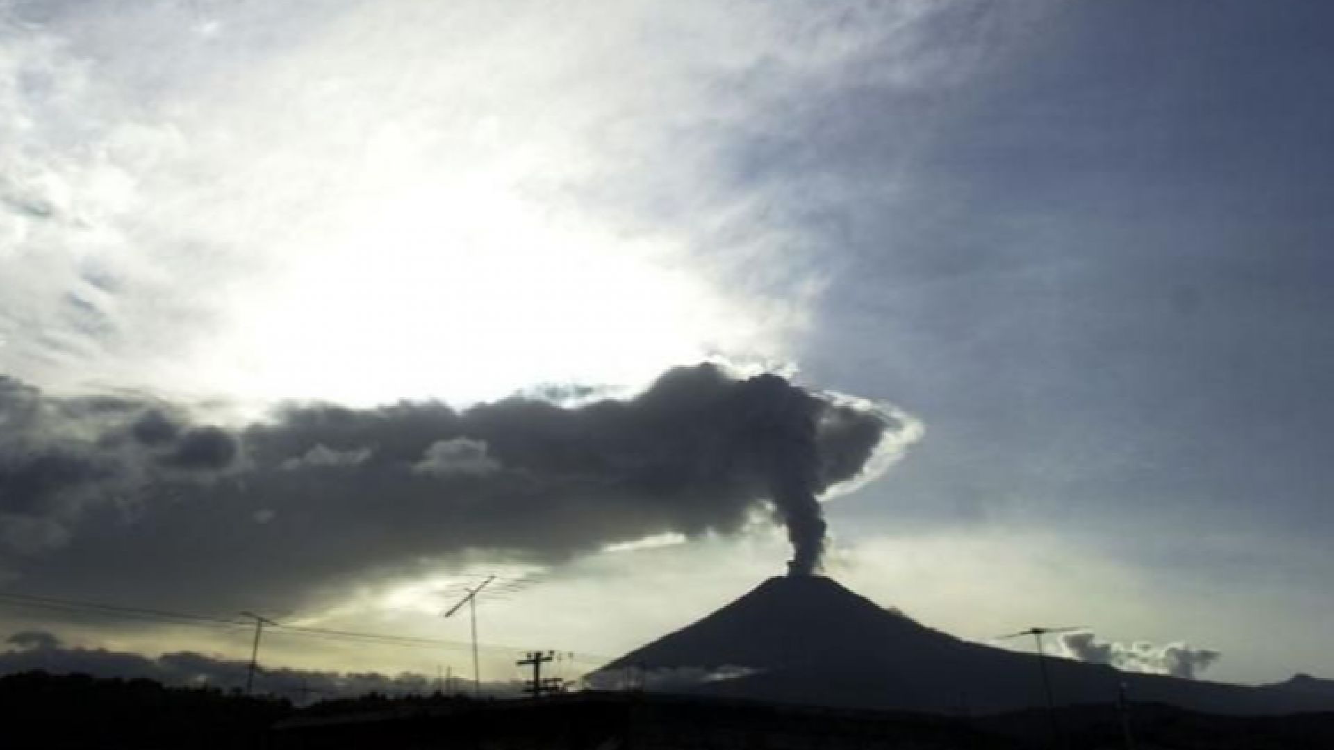 Вулканът Попокатепетъл в Мексико е изригнал с мощна експлозия която