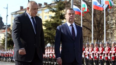 Медведев вече е в София, посрещнахме го на площад "Св. Александър Невски" (снимки)