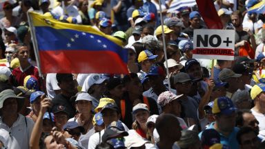 Гуаидо се върна във Венецуела, въпреки че го грози арест или отвличане