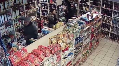 Камери заснели как трима души крадат скъп алкохол от магазин 