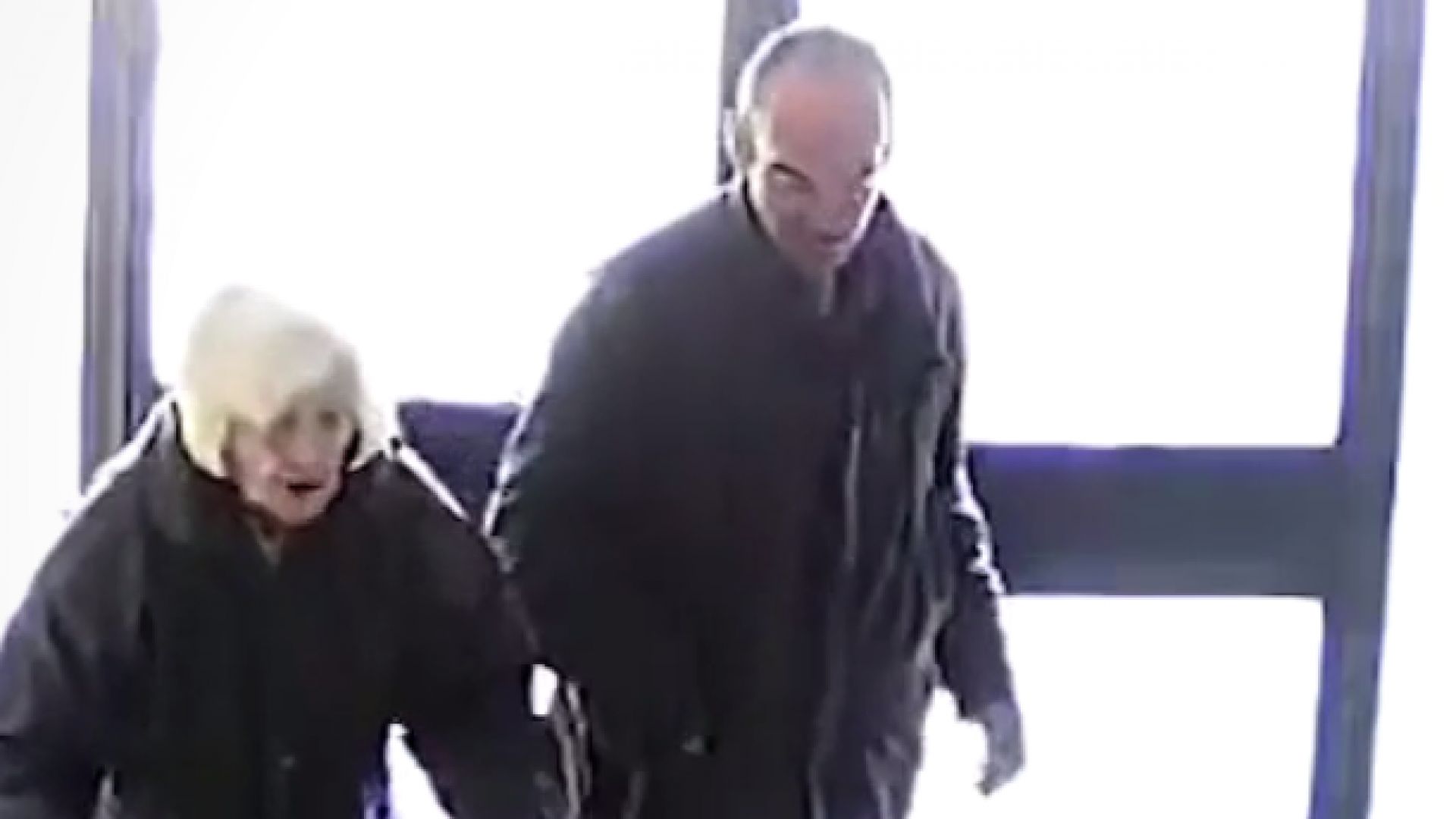 Фалшив инкасатор отчете наличността в портмонето на възрастна жена от