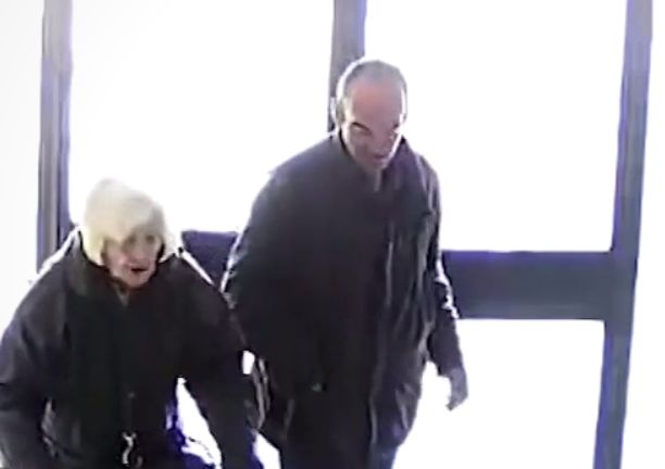 Запис от камерата показва измамника и възрастната жена