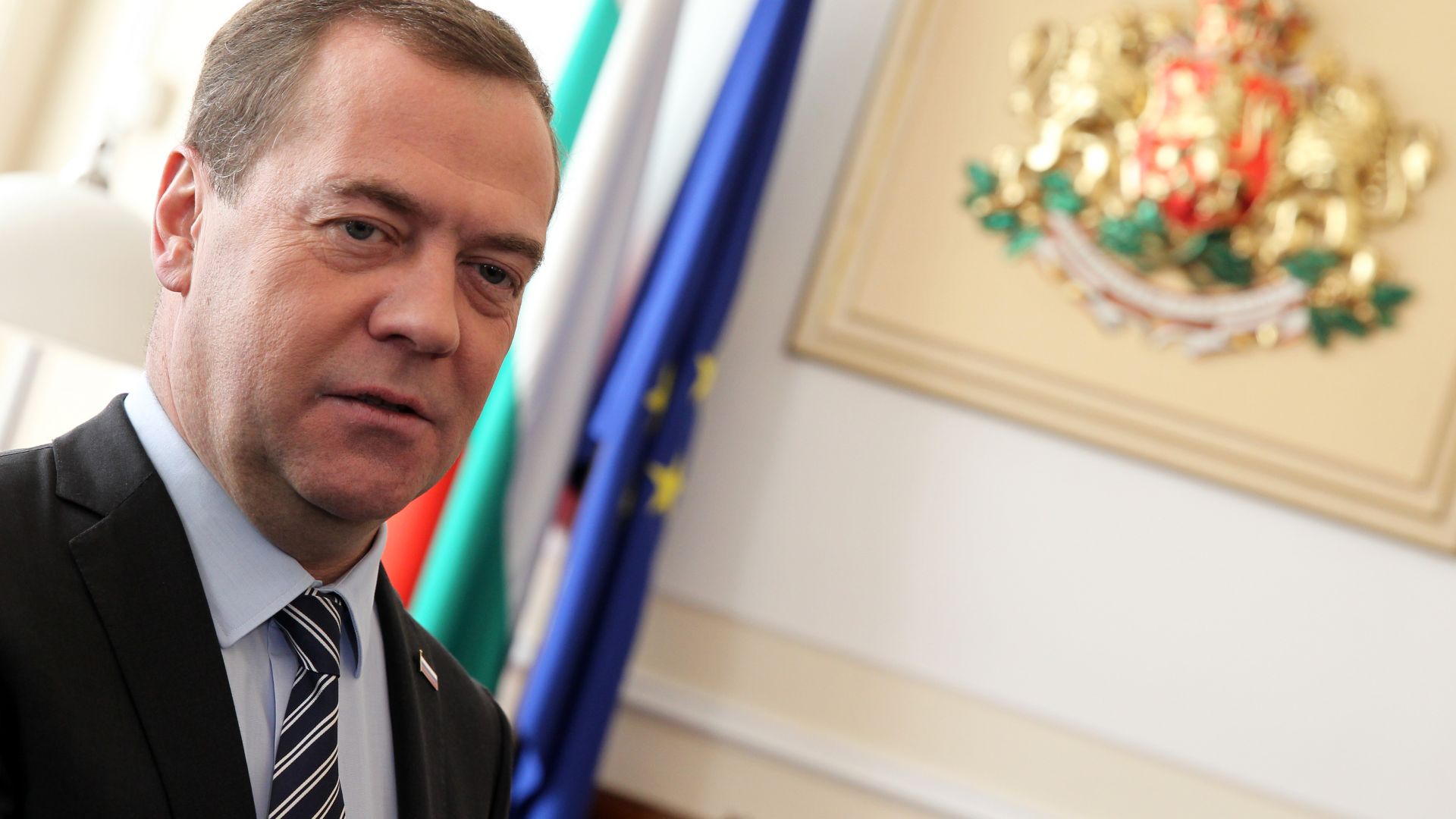 Руският премиер Дмитрий Медведев определи като абсурдна параноя подозренията за