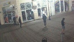 Камери заснеха младежи да вандалстват в центъра на Русе