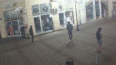 Камери заснеха младежи да вандалстват в центъра на Русе