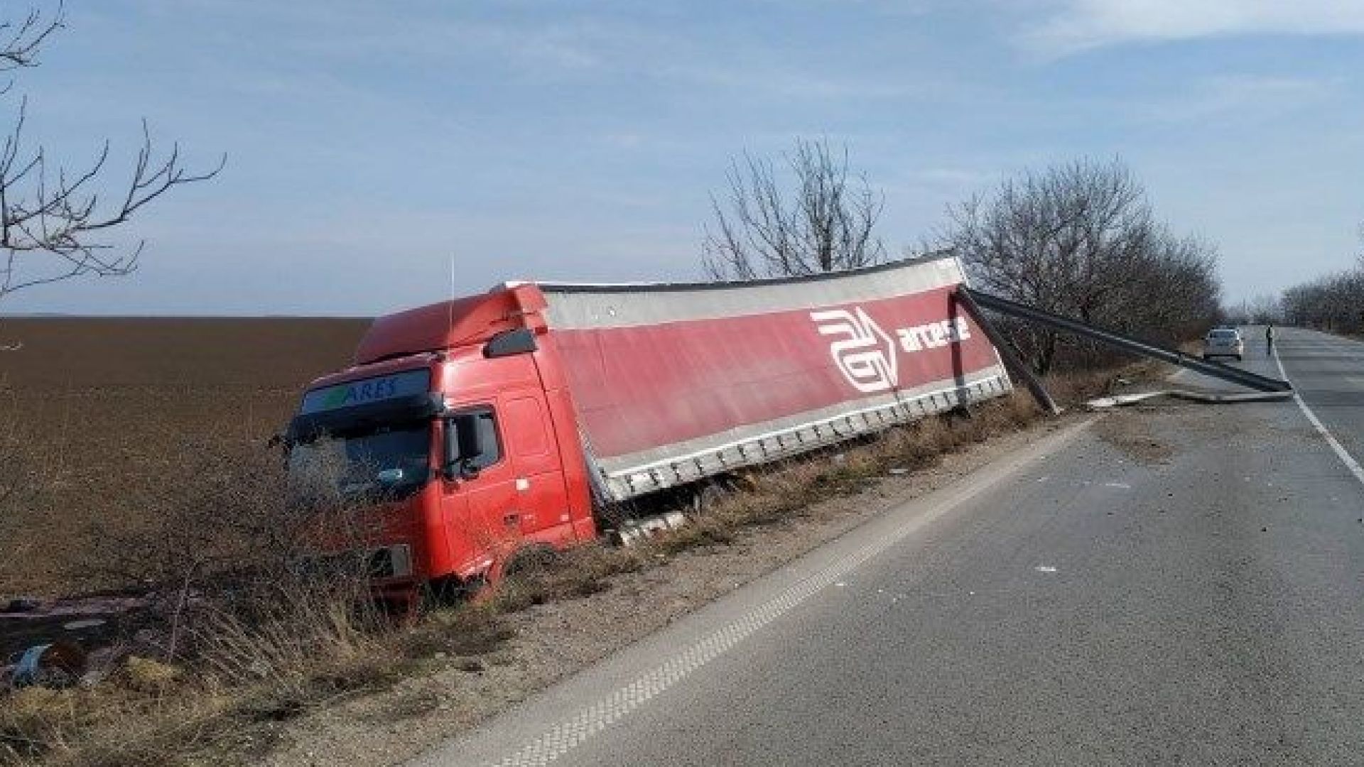 ТИР е излятъл от платното за движение и е отнесъл