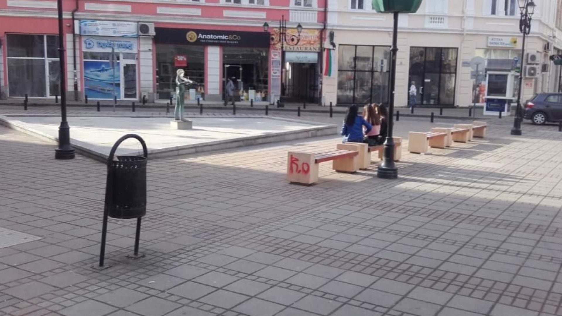 Младежи надраскаха сгради по централната улица в Русе На 4