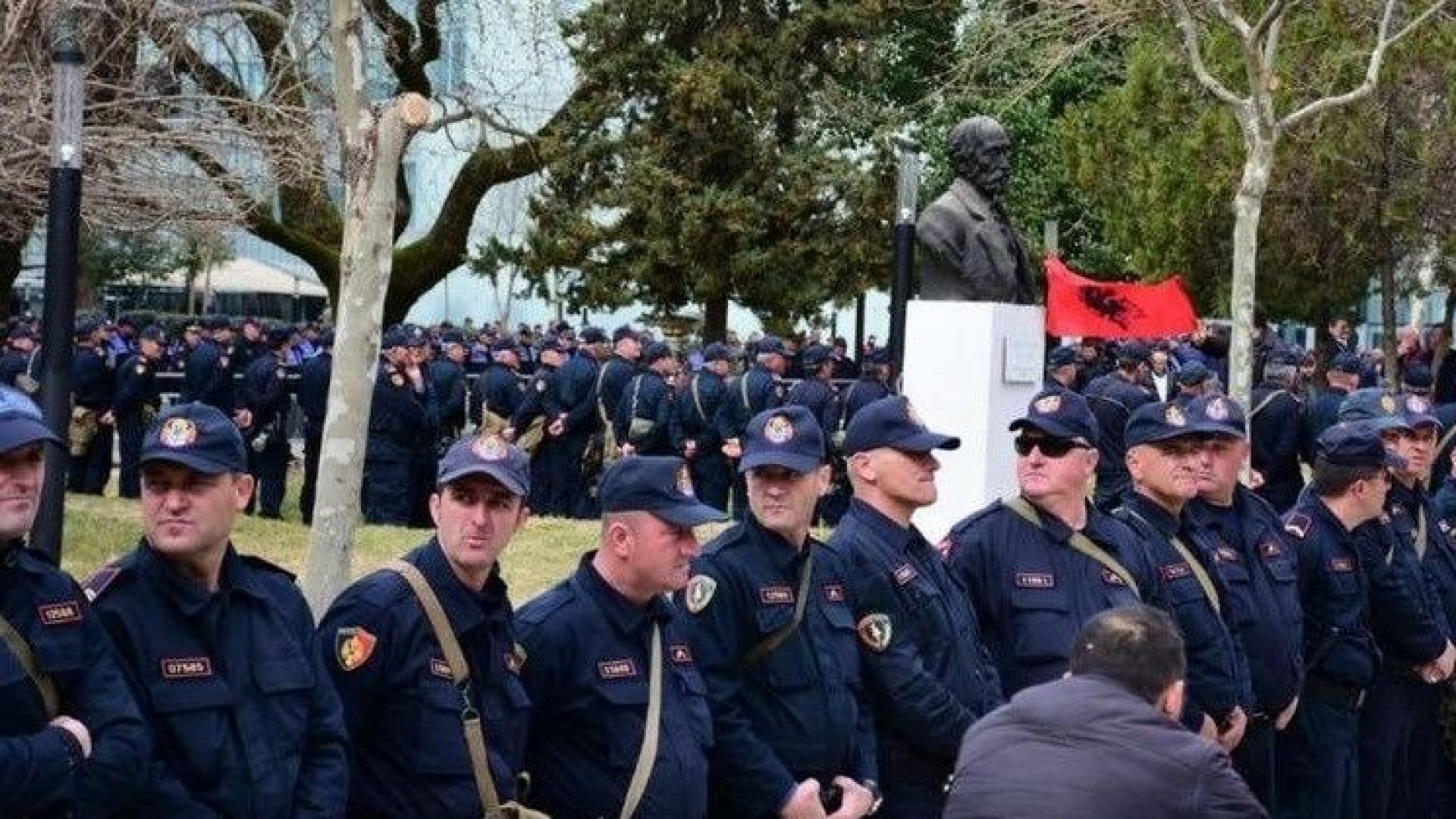 Хиляди привърженици на опозицията обградиха албанския парламент с искане за