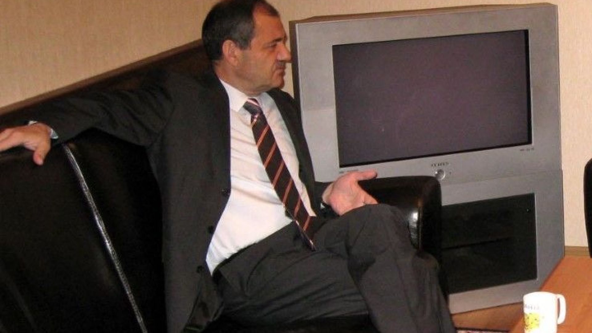 Пламен Грозданов е дипломат от кариерата Завършва Висшия икономически институт