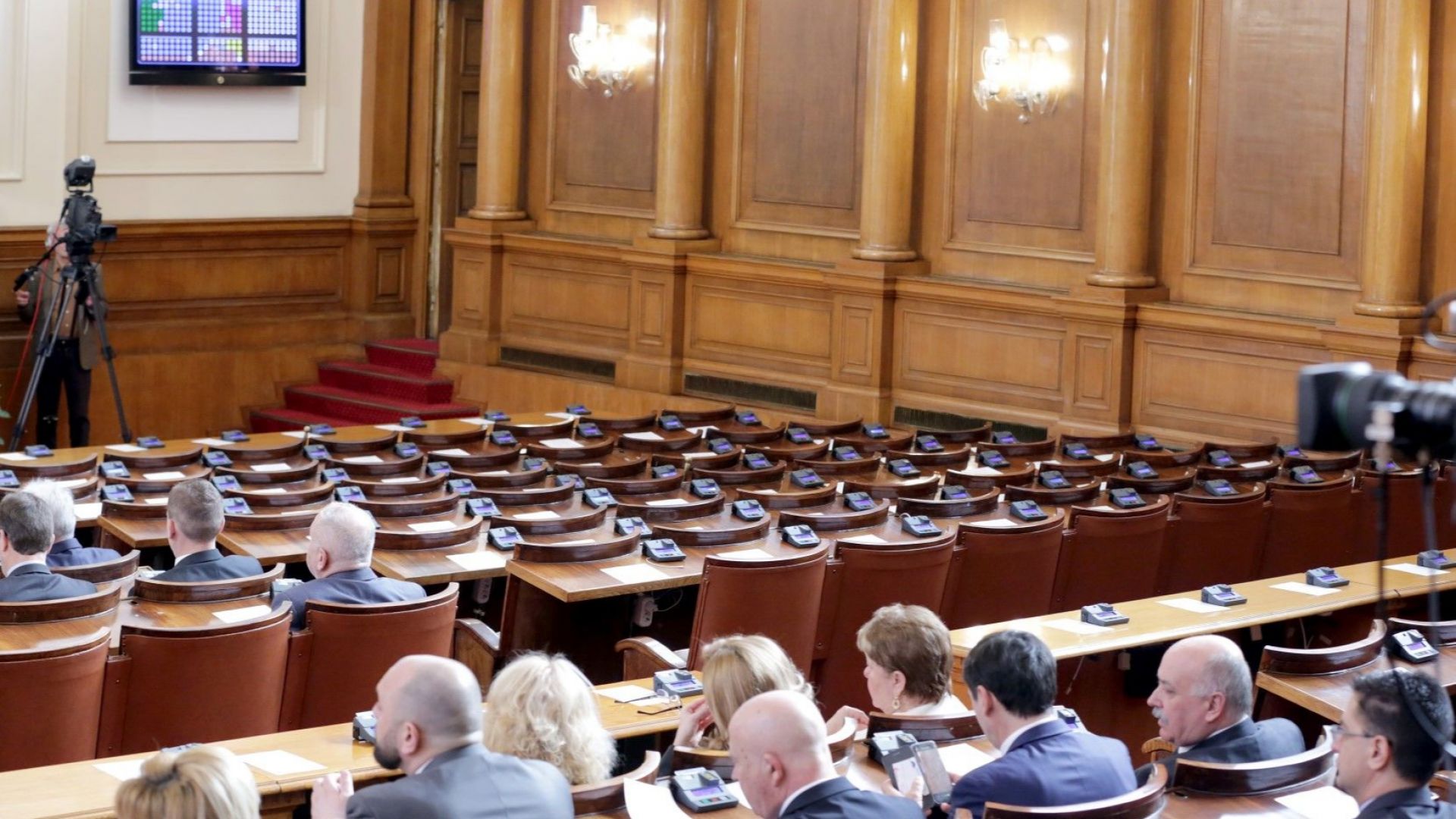 Парламентът прие без дебати на първо четене два законопроекта за