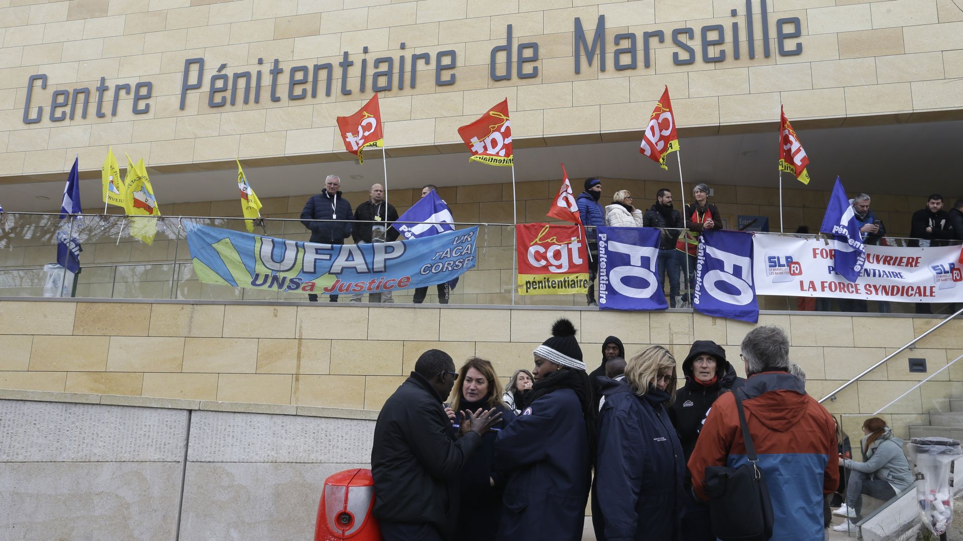 Около 60 затворнически надзиратели са блокирали достъпа до затвора в