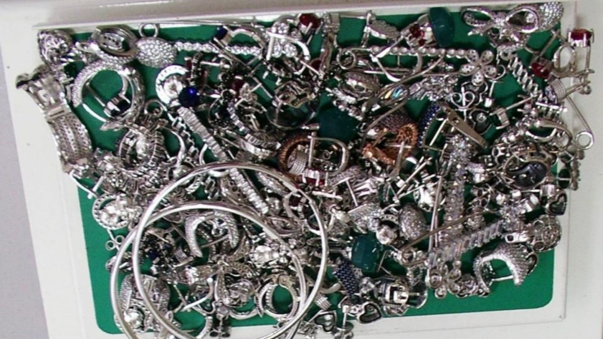 Контрабандно пренасяни 2173 броя сребърни накити с общо тегло 6645 79