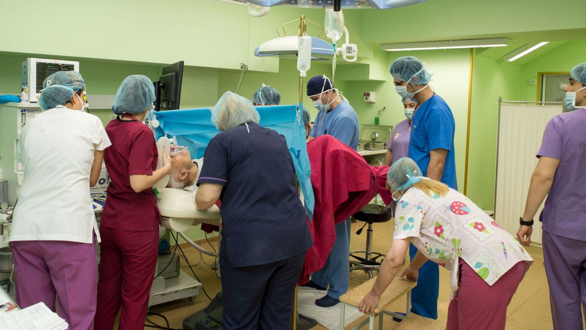 Лекарите от пловдивска болница отстраниха тумор с размерите на човешка