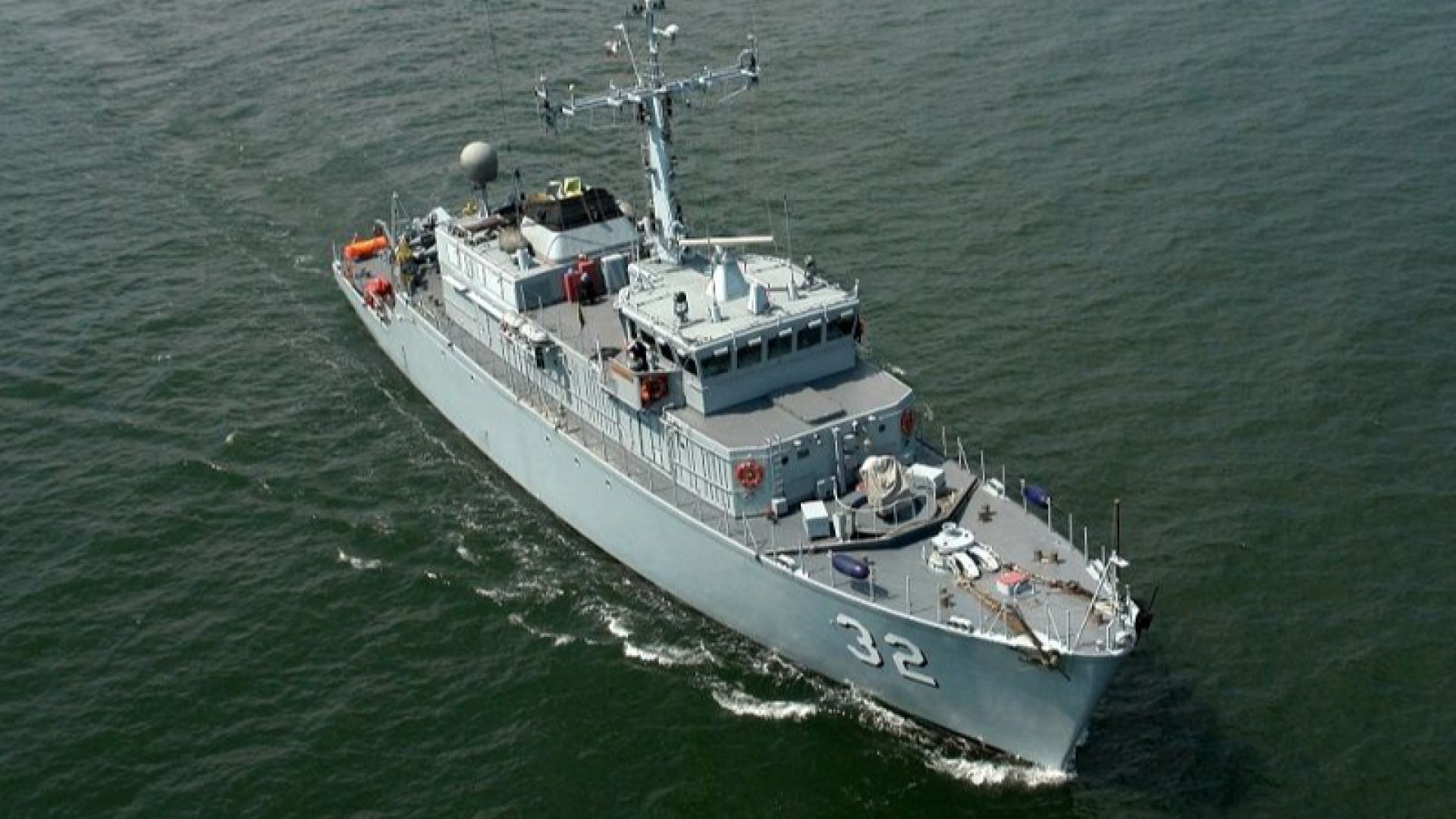 Военни медици спасиха член от екипажа на търговски кораб край