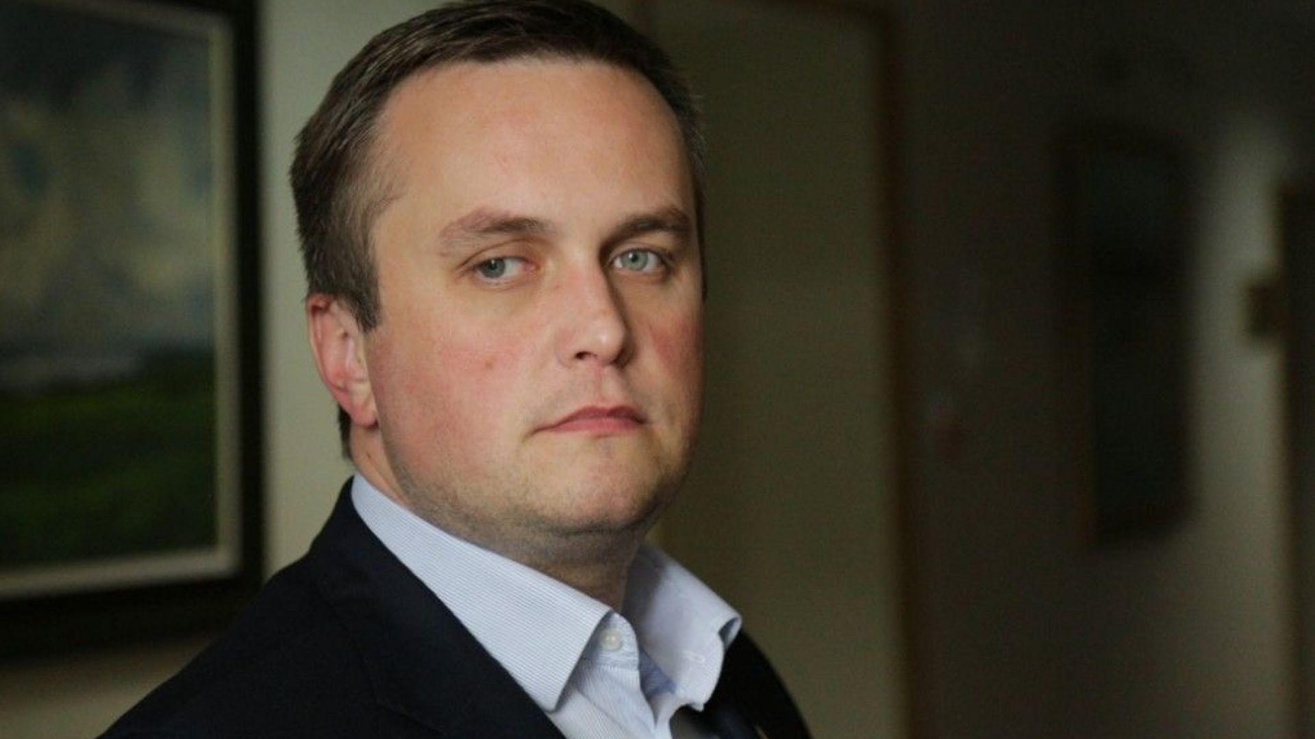 Настояването на посланика на САЩ в Киев Мари Йованович да