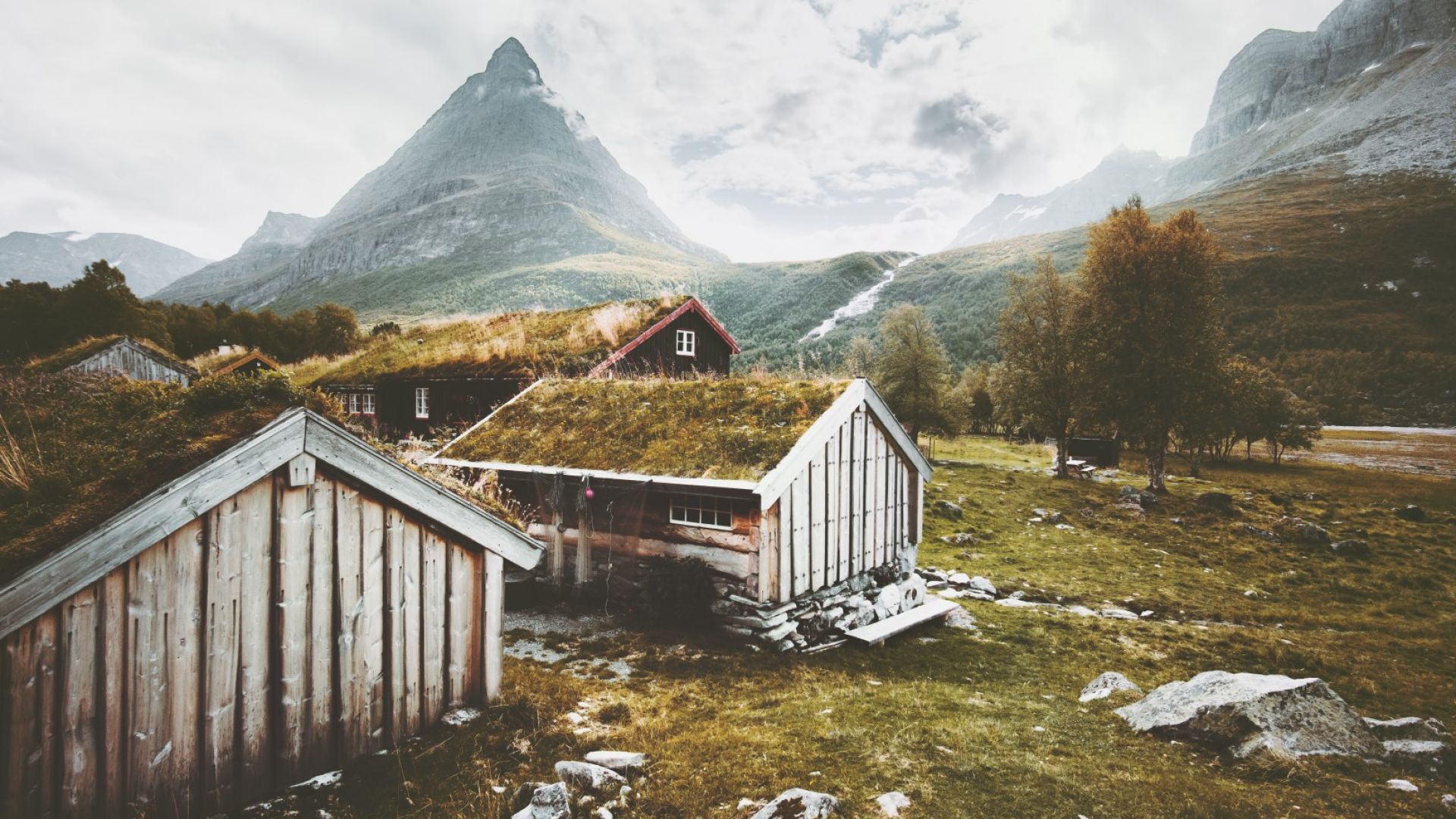 Зрелищна лавина "на косъм" от село в Норвегия (видео)