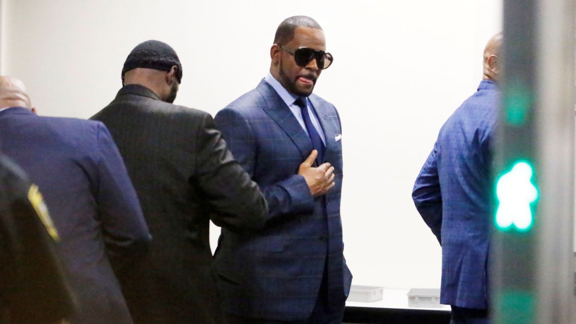 R. Kelly влезе в затвора заради неплатена издръжка