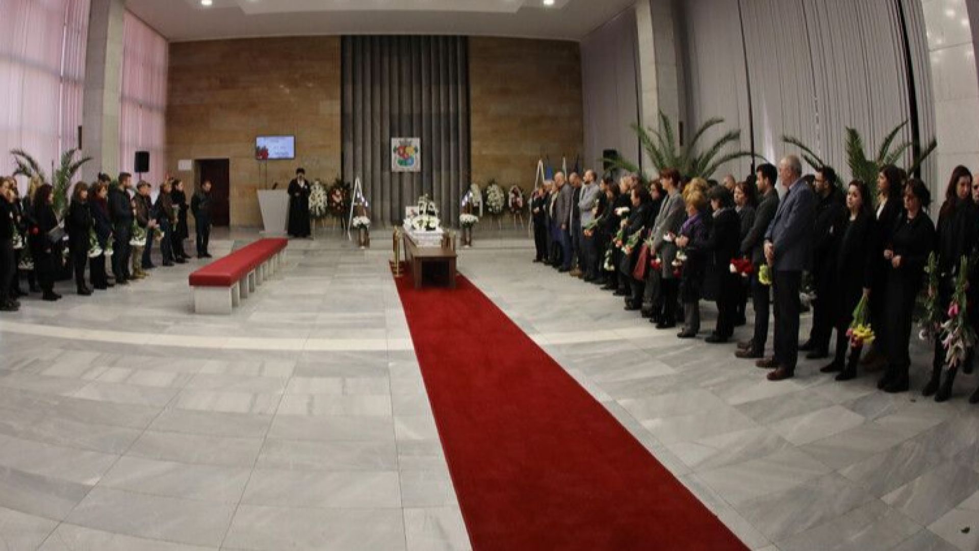 Десетки колеги приятели и близки си взеха последно сбогом с