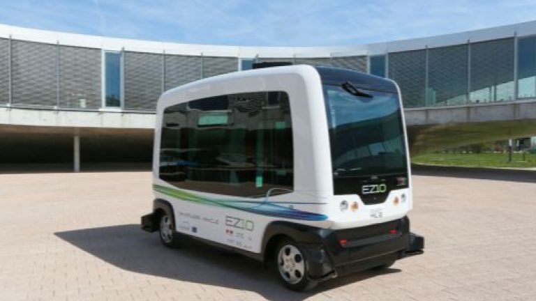 Франция пуска автономни пътнически автобуси