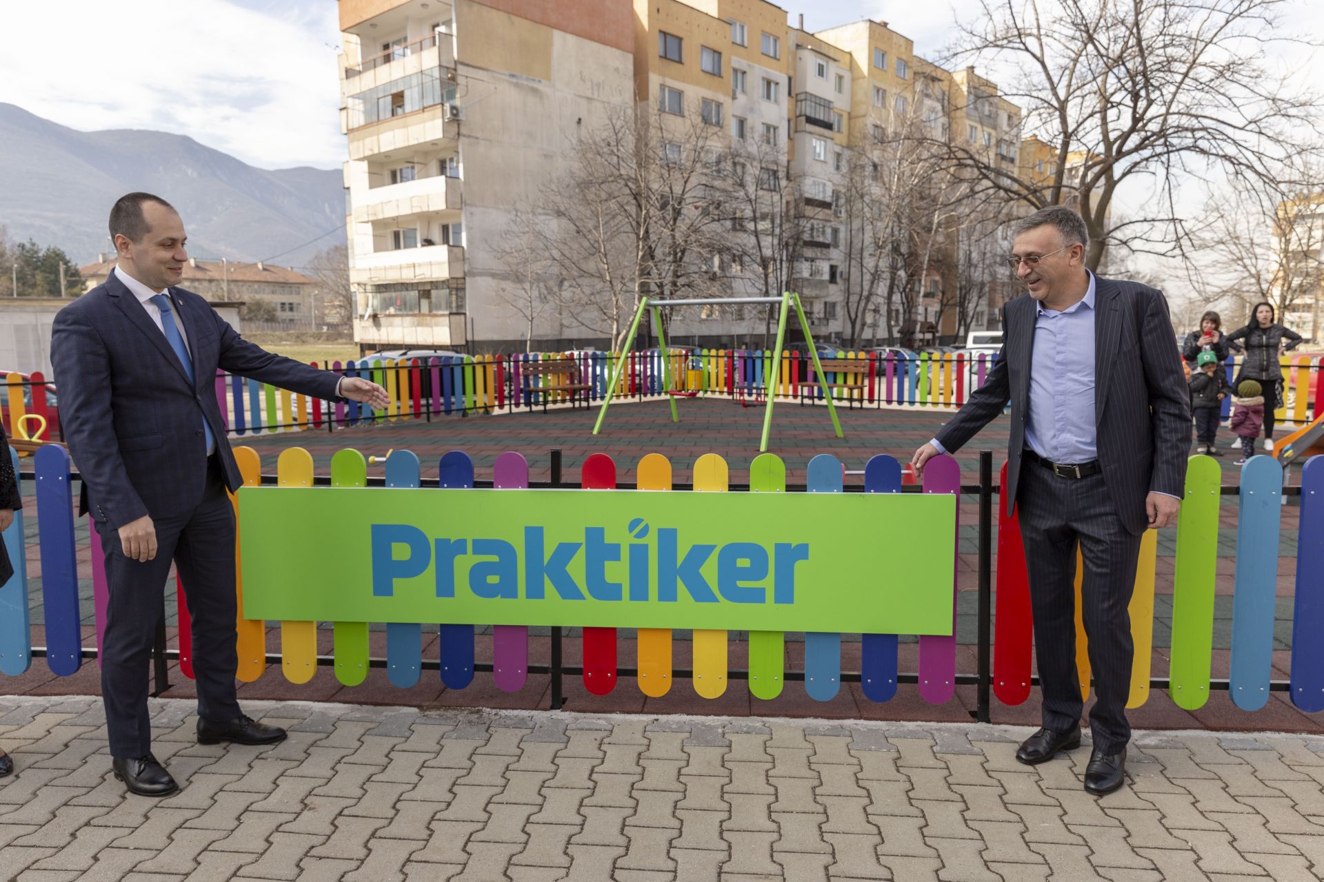  Г-н Калин Каменов и г-н Тодор Белчев откриват нова детска площадка във Враца - подарък от Практикер за жителите на града.