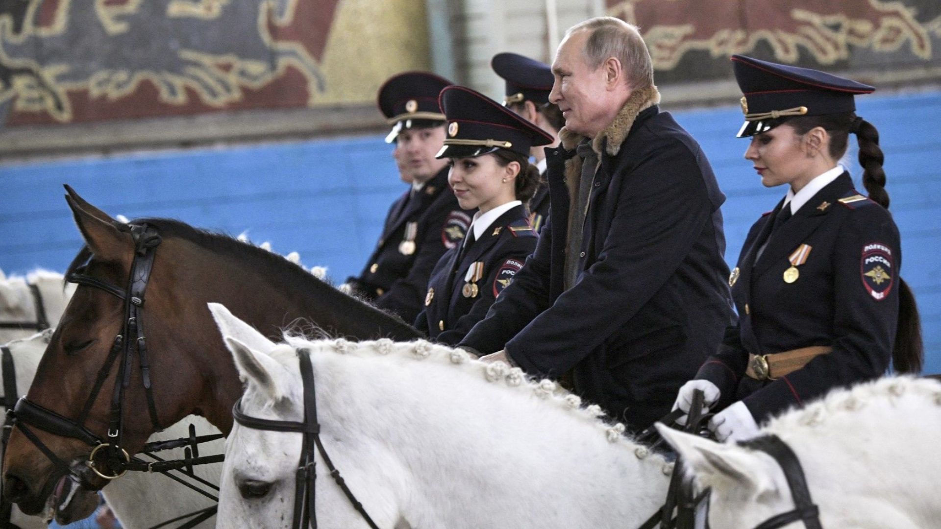 Владимир Путин подари днес на жените от Първи оперативен полк