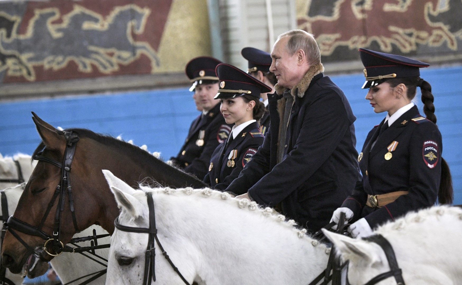 Путин язди кафяв кон сред полицайки на бели коне