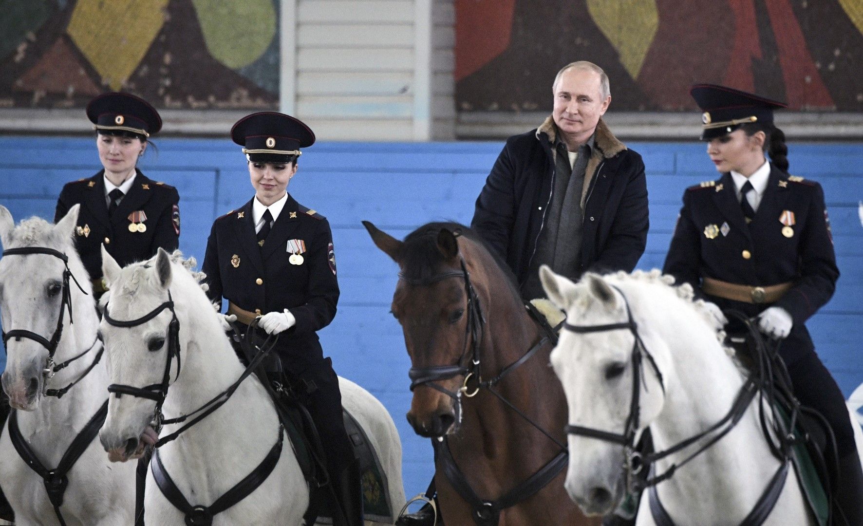 Путин язди кафяв кон сред полицайки на бели коне