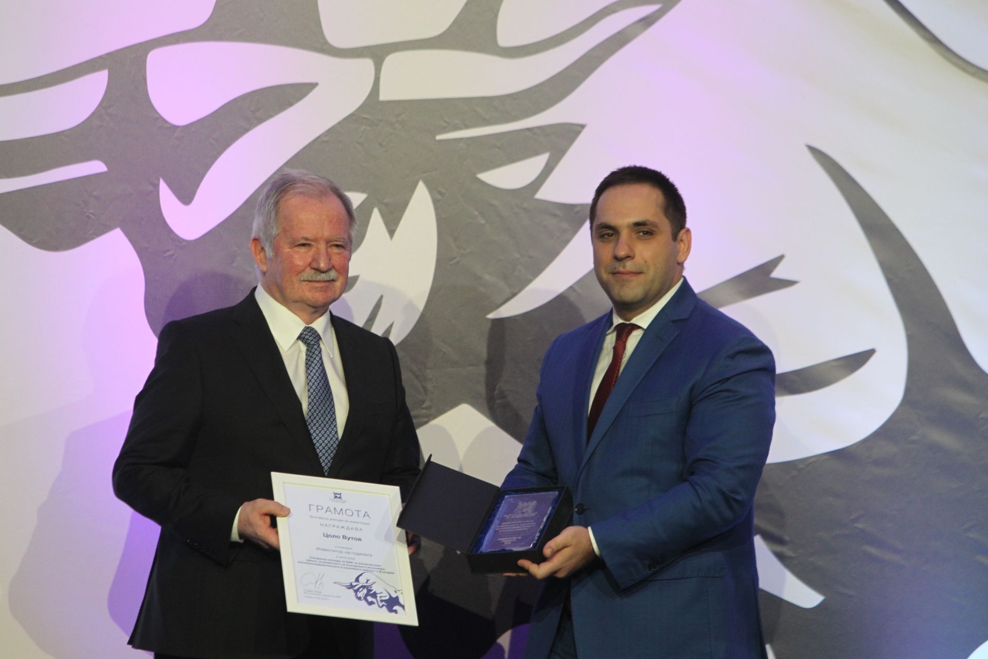 Цоло Вутов получи награда за изключителен принос от Емил Караниколов (дясно), министър на икономиката