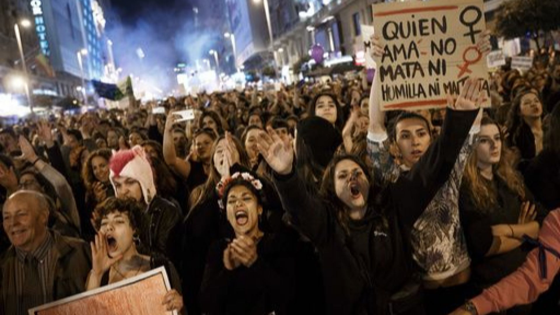 Няколкостотин жени излязоха след полунощ по улиците на Мадрид на