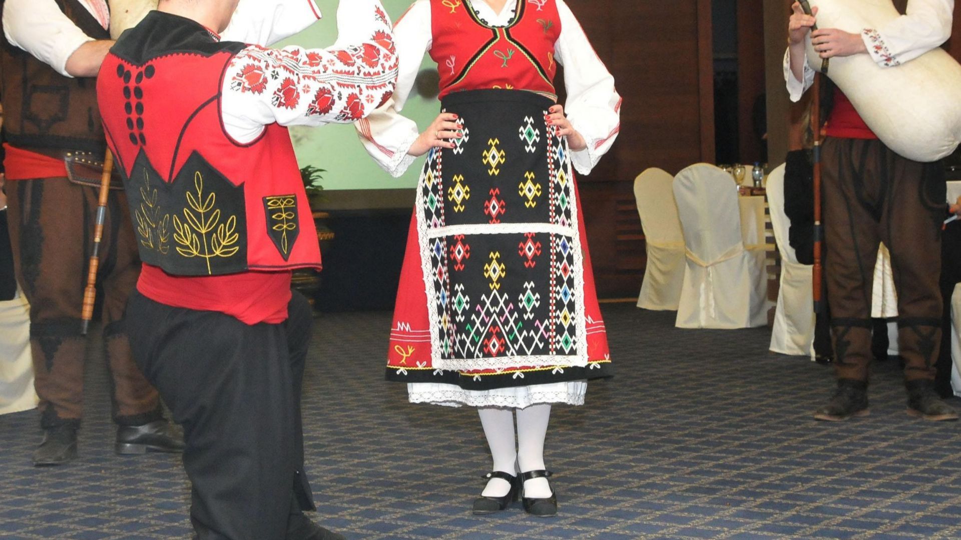 Данъчни под прикритие играят хоро за да се представят за