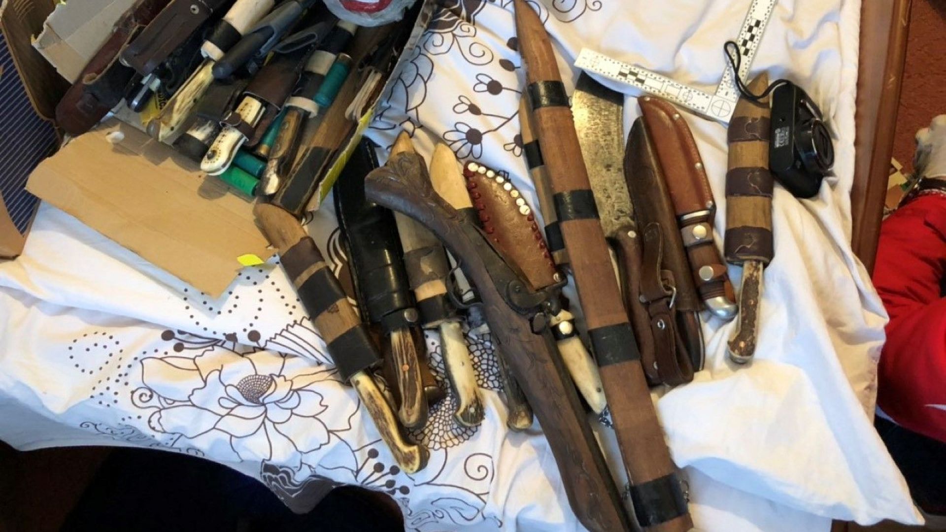 Иззети са множество бракониерски ловни трофеи боеприпаси незаконни оръжия и