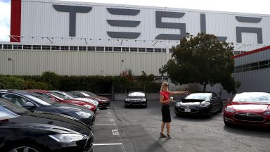 "Тесла" наема до 10 500 души за бъдещия си завод край Берлин