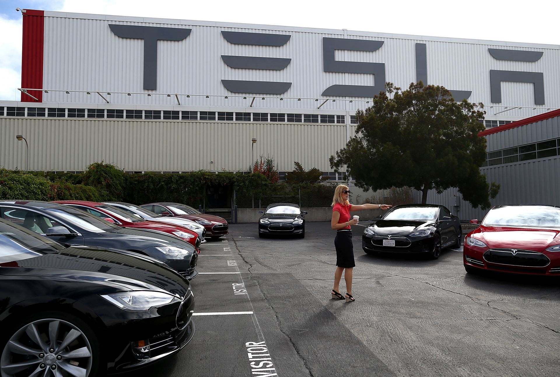 Tesla Inc. е изправена пред нов регулаторен контрол над своите финанси, докато се опитва да набере над 2 млрд. долара от продажба на акции