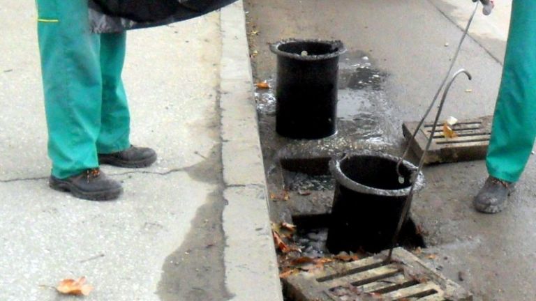 Мъж пострада, след като пропадна в отворена шахта в София.