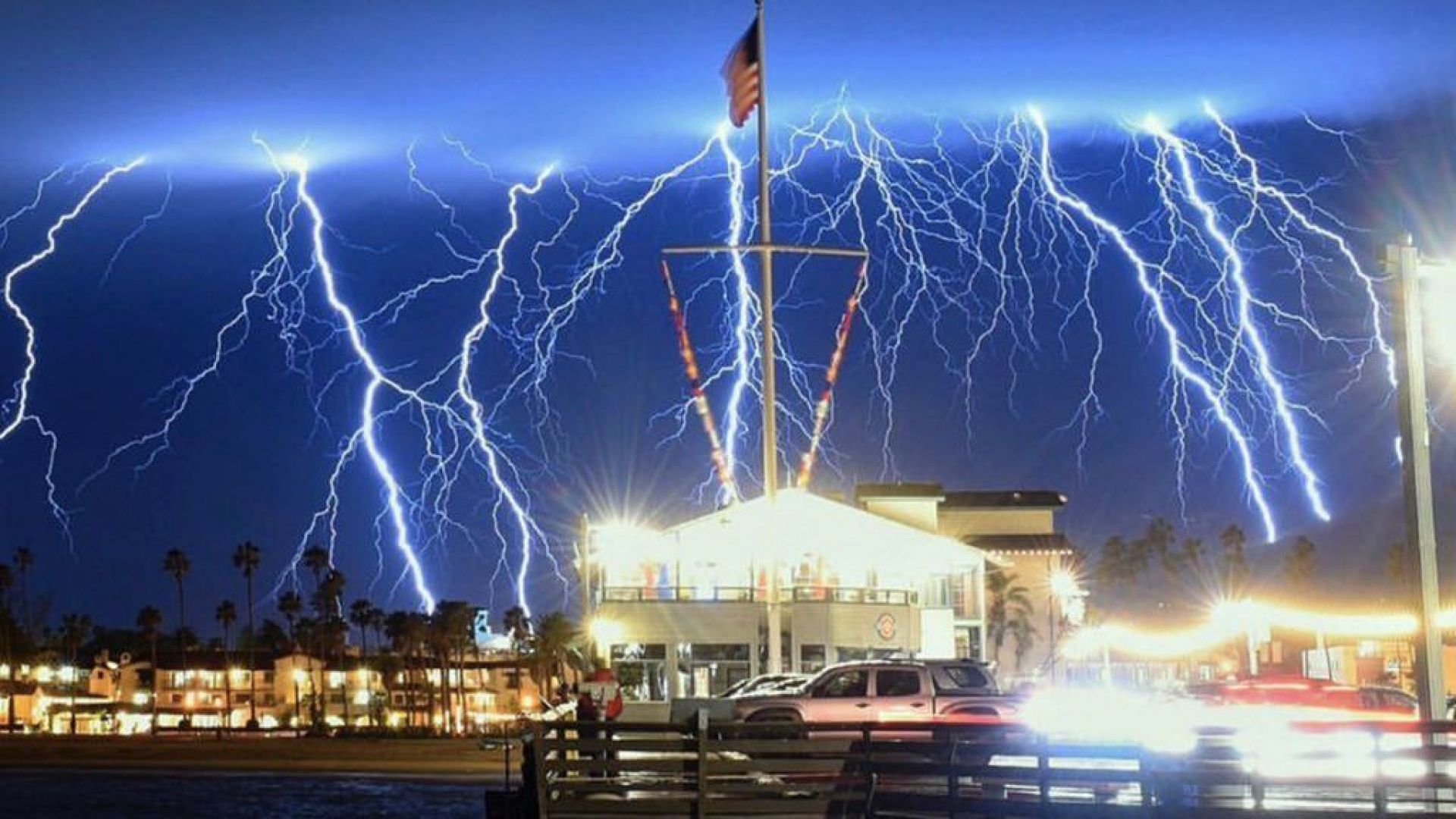 Ел Ниньо докара незапомнени гръмотевични бури в Калифорния